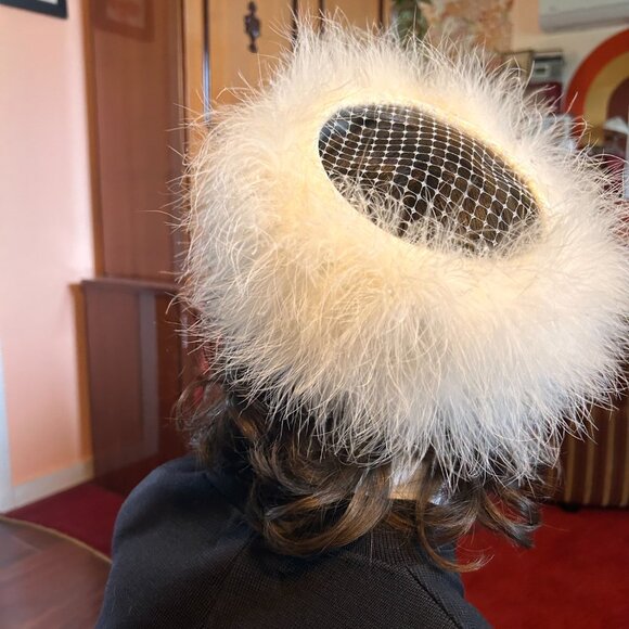 1960s White feather pillbox fascinator hat with lace top - from Ayres! - Picture 8 of 14